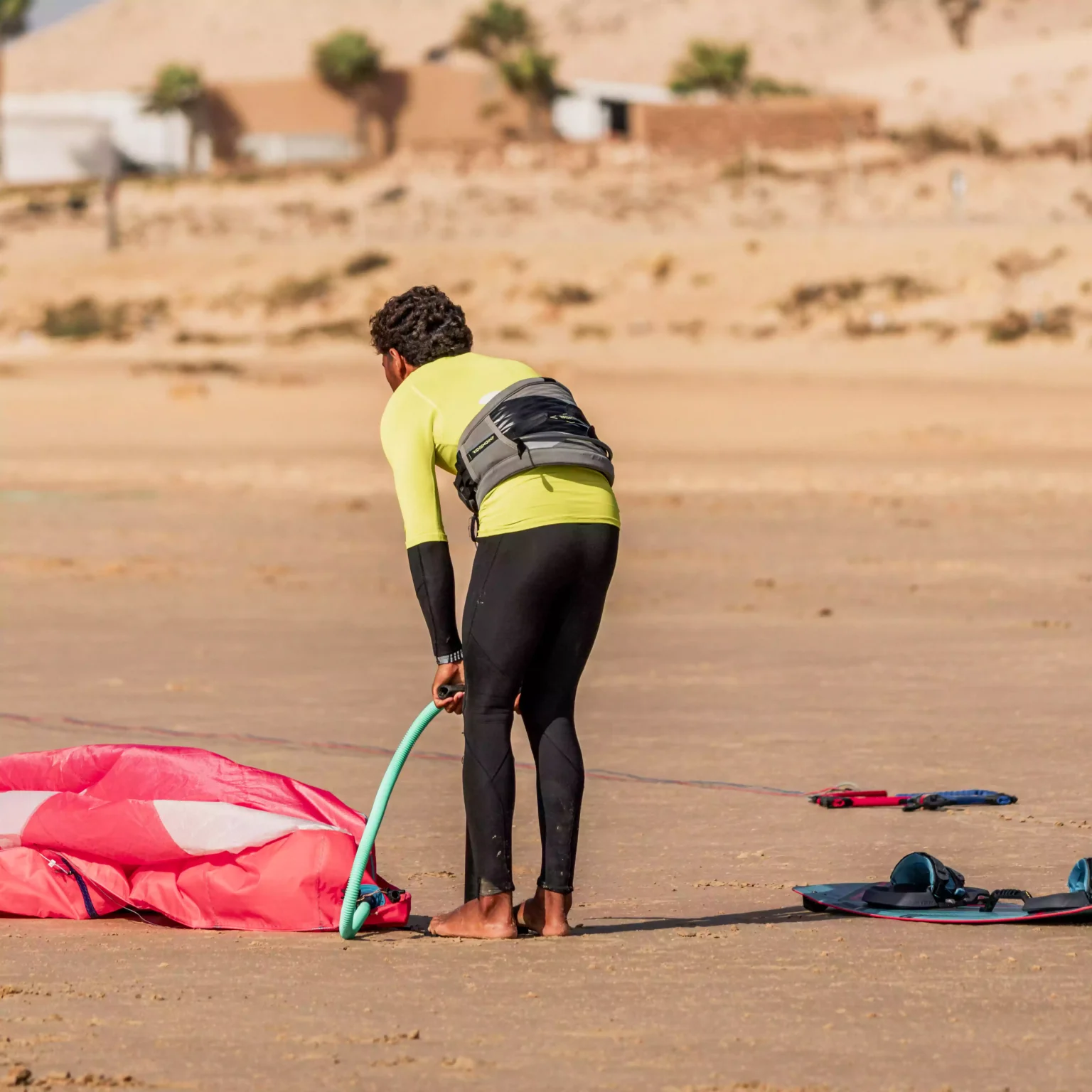 kitesurf-wingfoil-marouan-duotone-gonfler-une-voile-wingfoildakhla