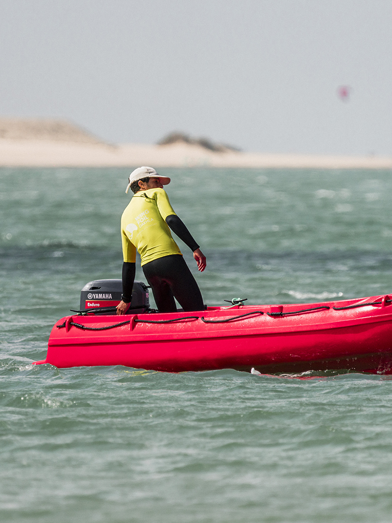 Bateau de sécurité pour kitesurf et wingfoil sur la lagune de Dakhla