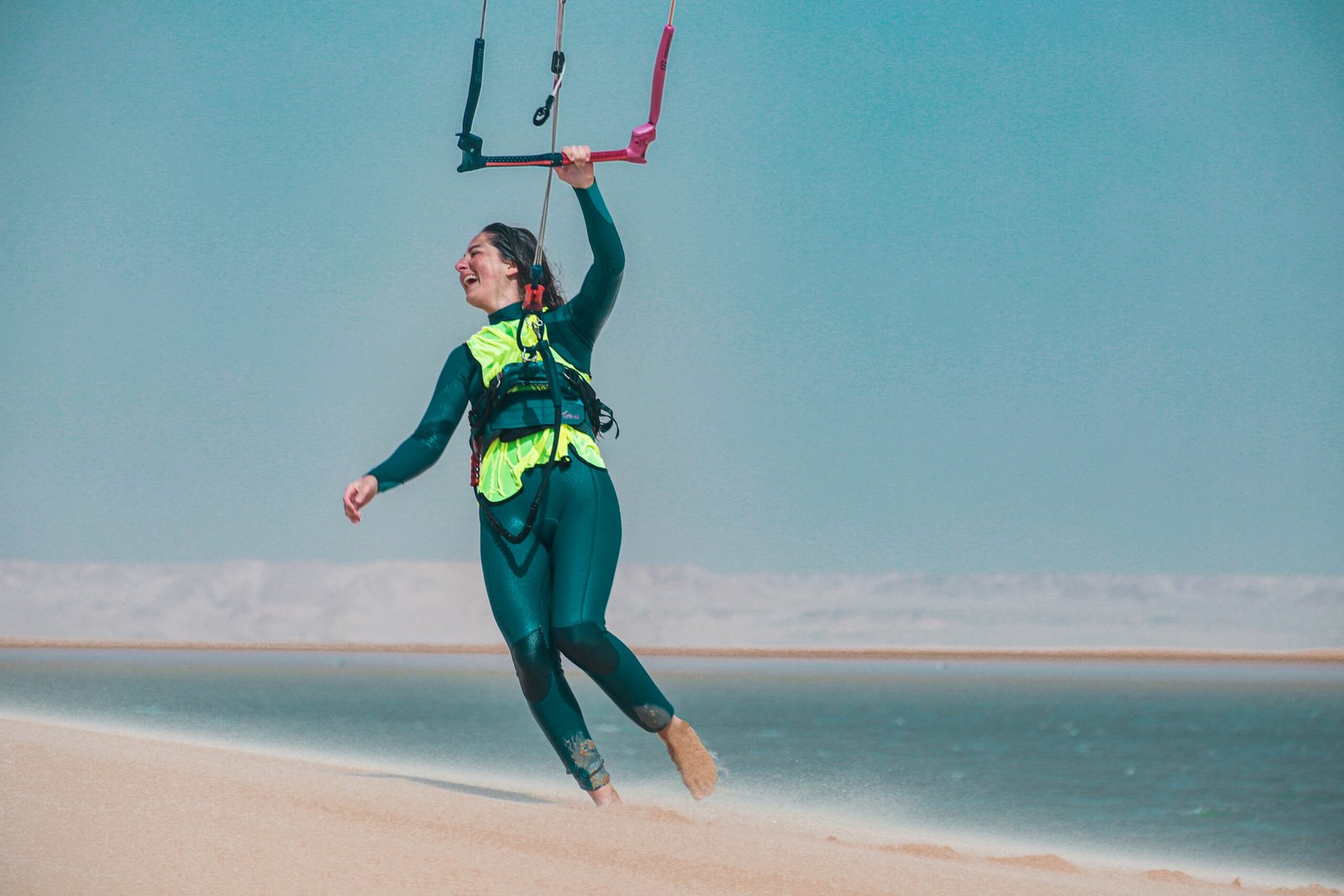 Kitesurf à la Dune Blanche de Dakhla avec un rider profitant du vent et du sable
