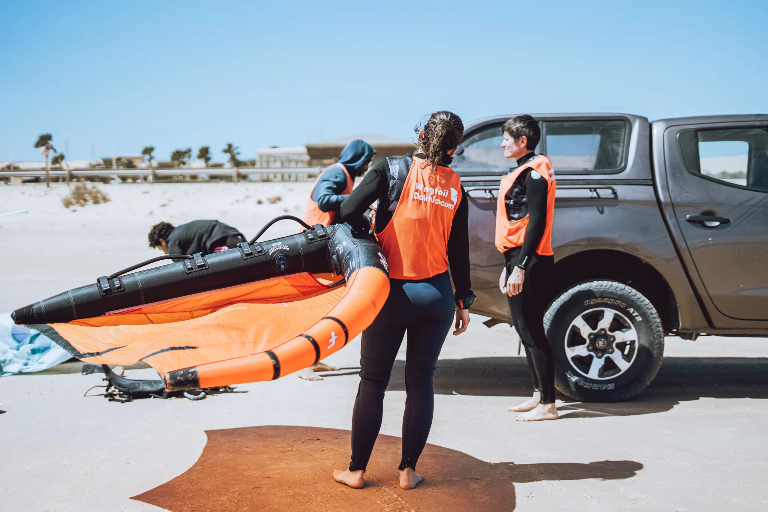 Cours de wingfoil à Dakhla – préparation du matériel et organisation sur le spot
