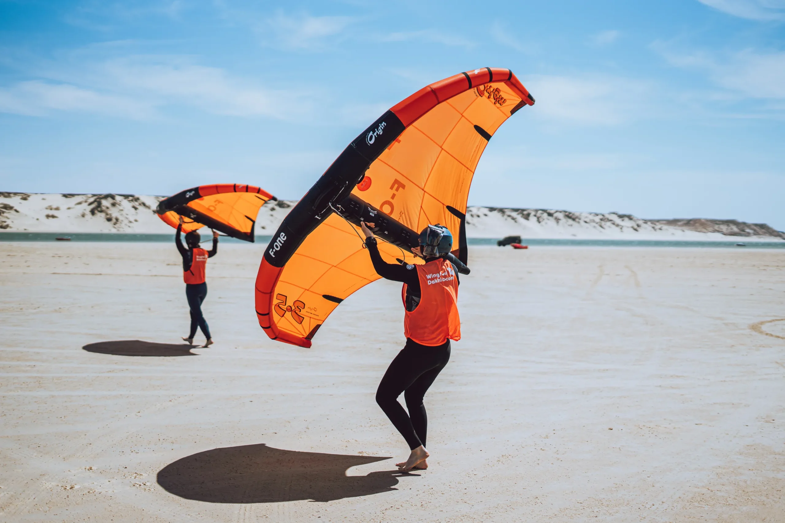 Exercice de wingfoil à Dakhla sur la plage – apprentissage du contrôle de l’aile en marchant