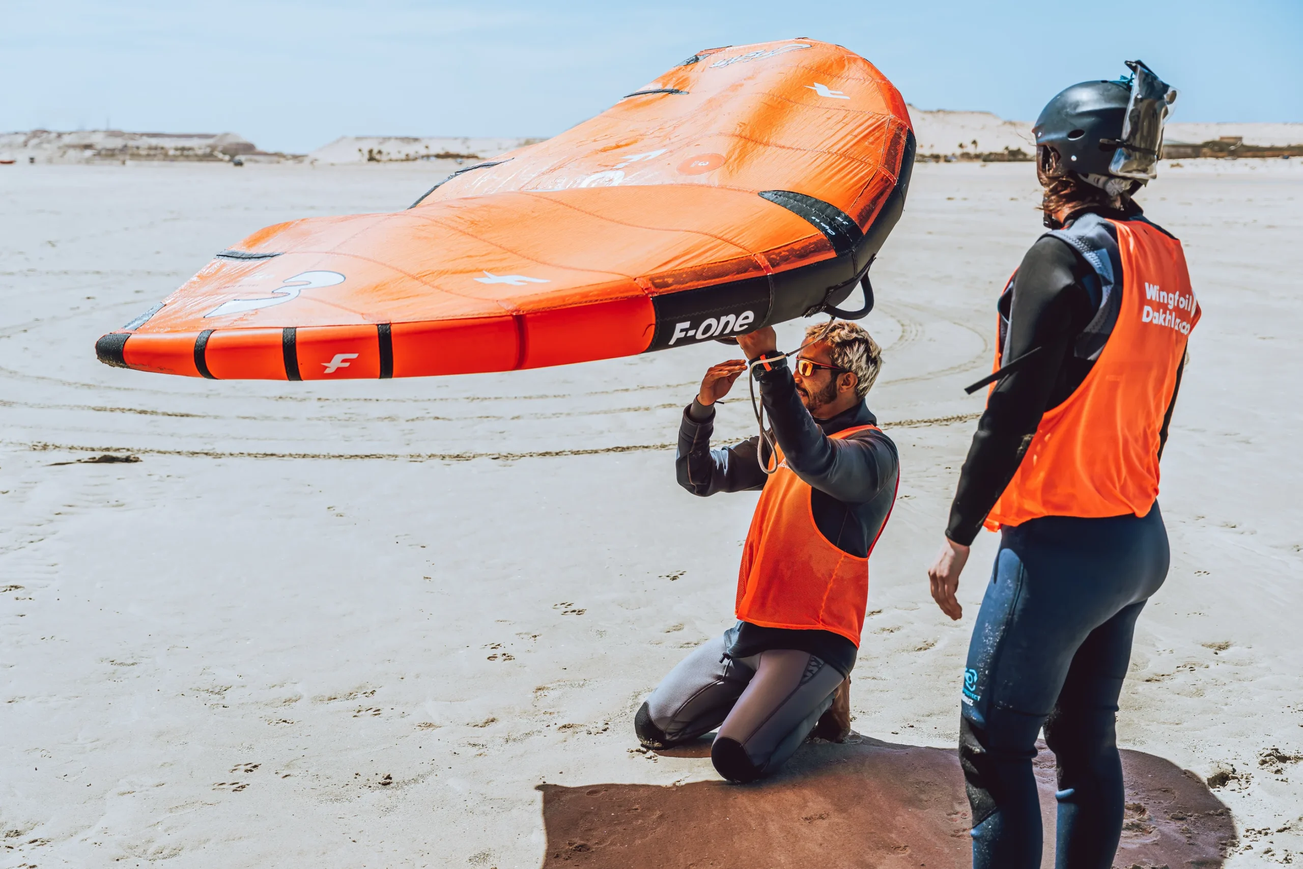 Cours de wingfoil à Dakhla avec démonstration au sol de la position et du maniement de l’aile