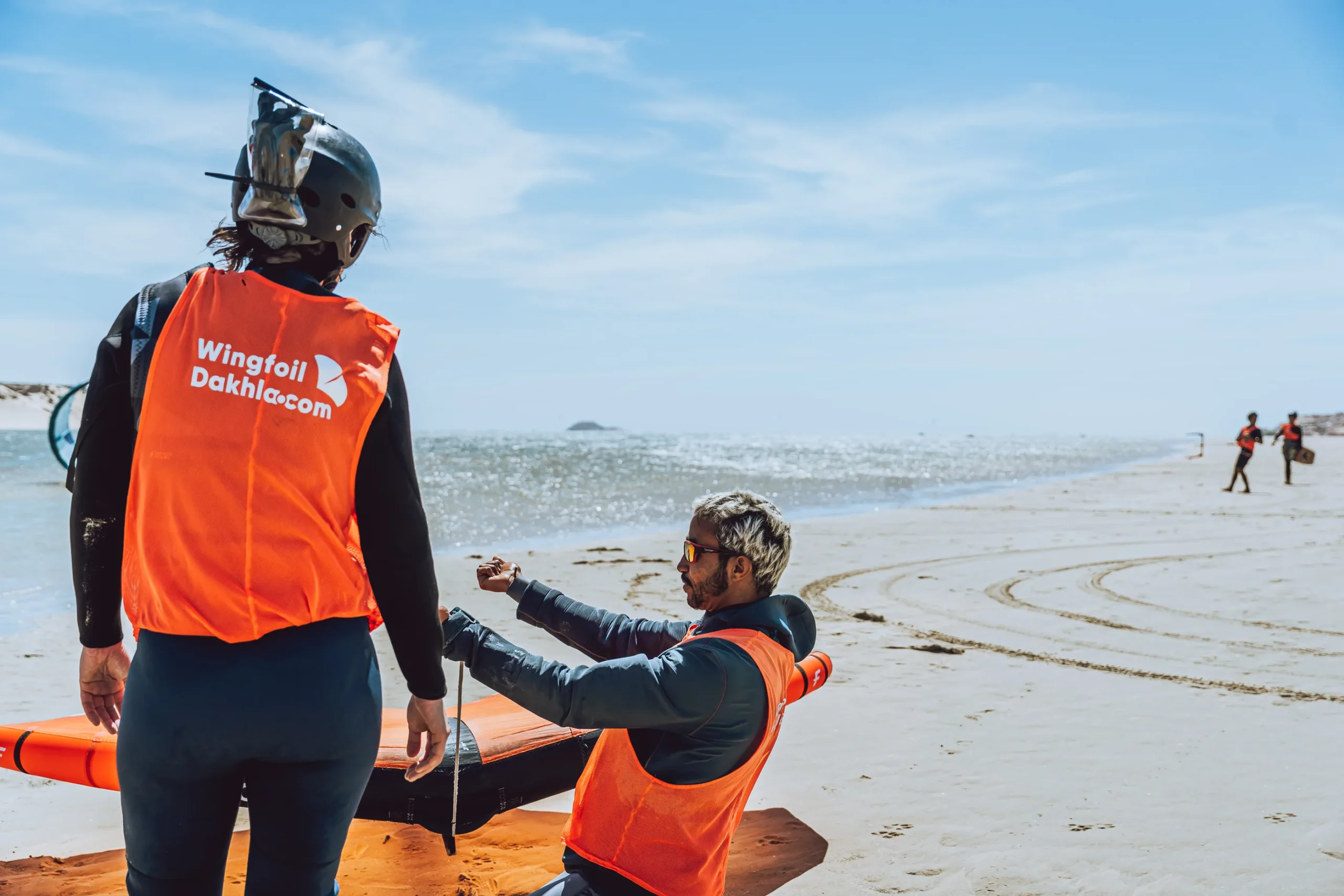 Cours de wingfoil à Dakhla avec moniteur expliquant les bases et la position avant la session