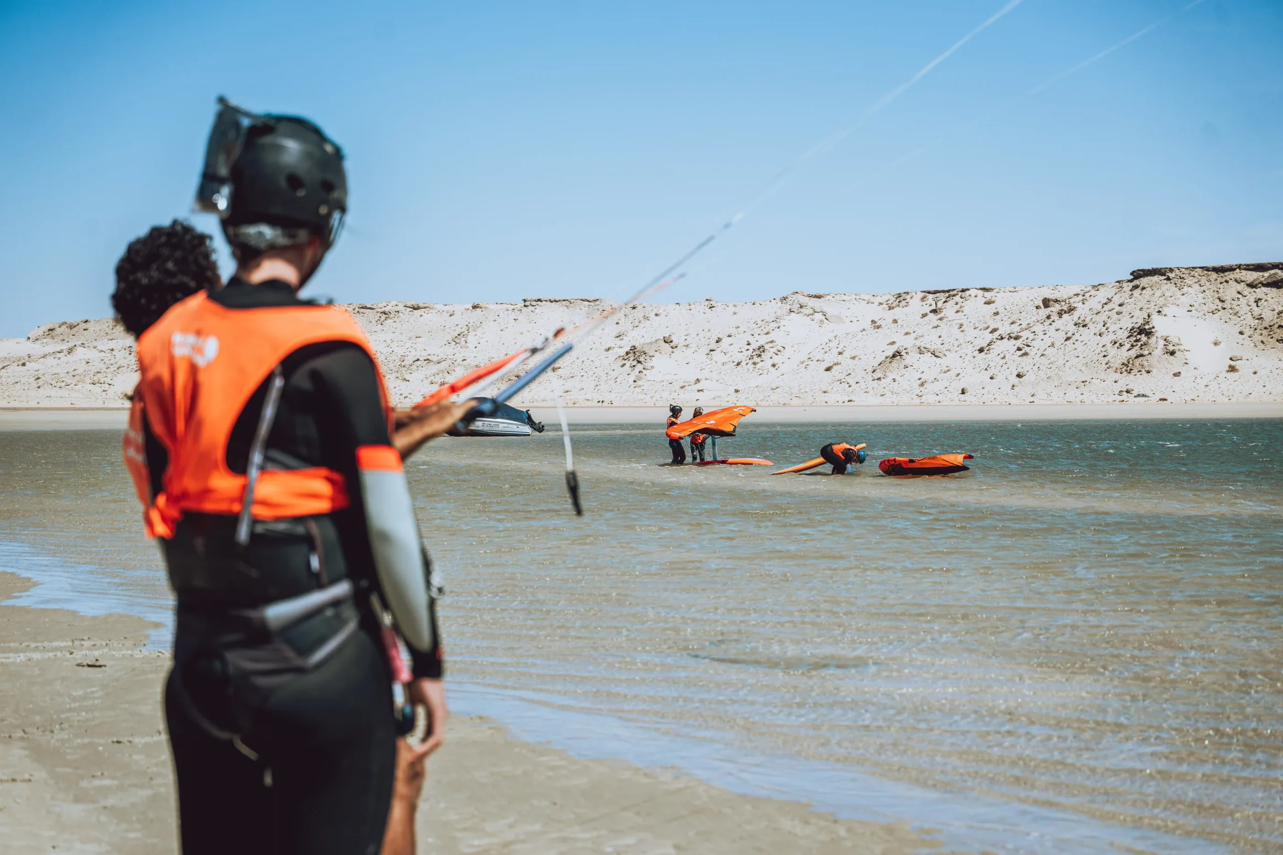 Cours de kitesurf à Dakhla – élèves en pratique dans l’eau sur la lagune