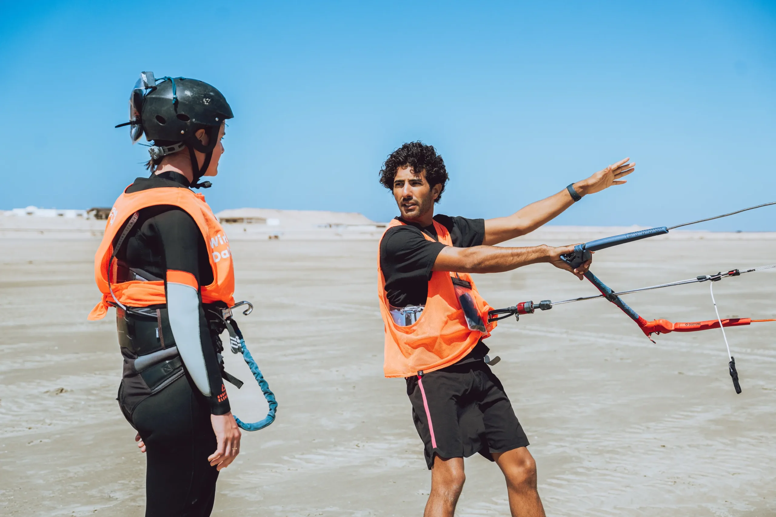 Cours de kitesurf à Dakhla – démonstration technique du moniteur sur la plage