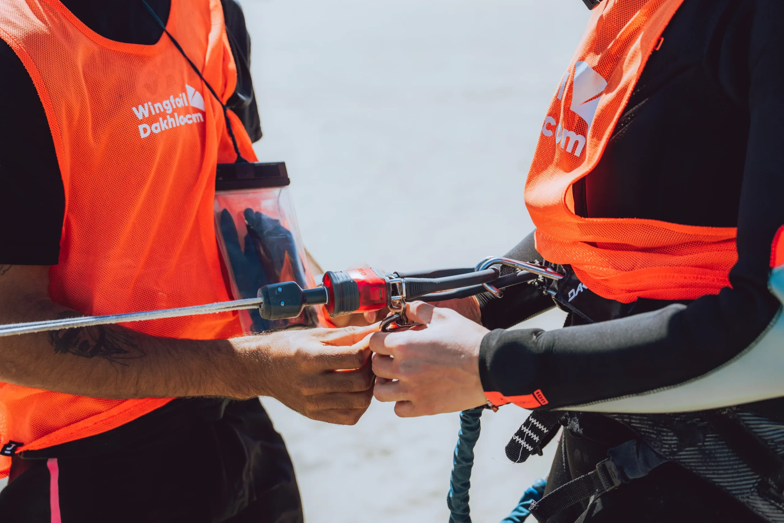 Cours de kitesurf à Dakhla – connexion du harnais et système de sécurité chicken loop