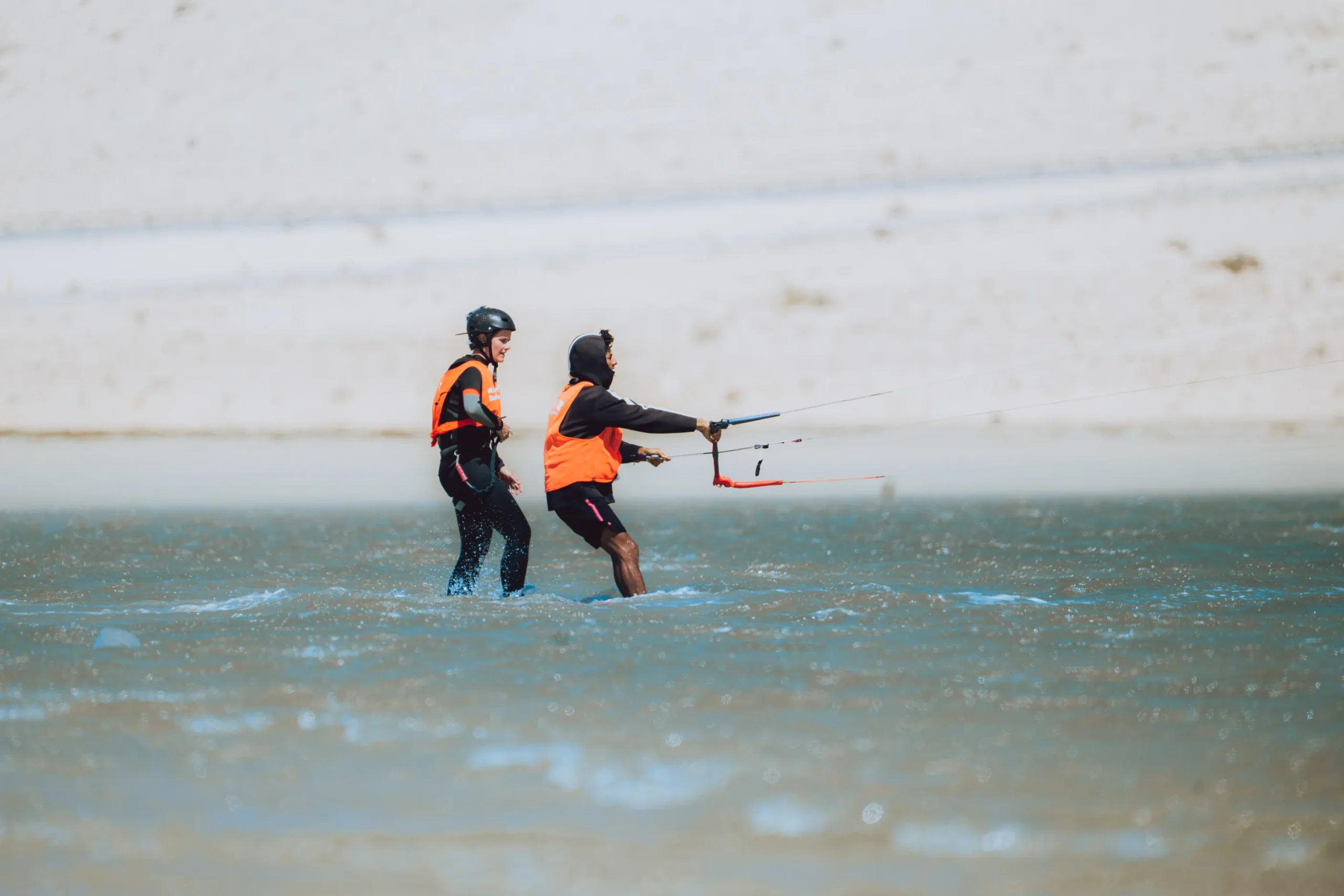 Cours de kitesurf à Dakhla – le stagiaire prend le contrôle de l’aile en autonomie