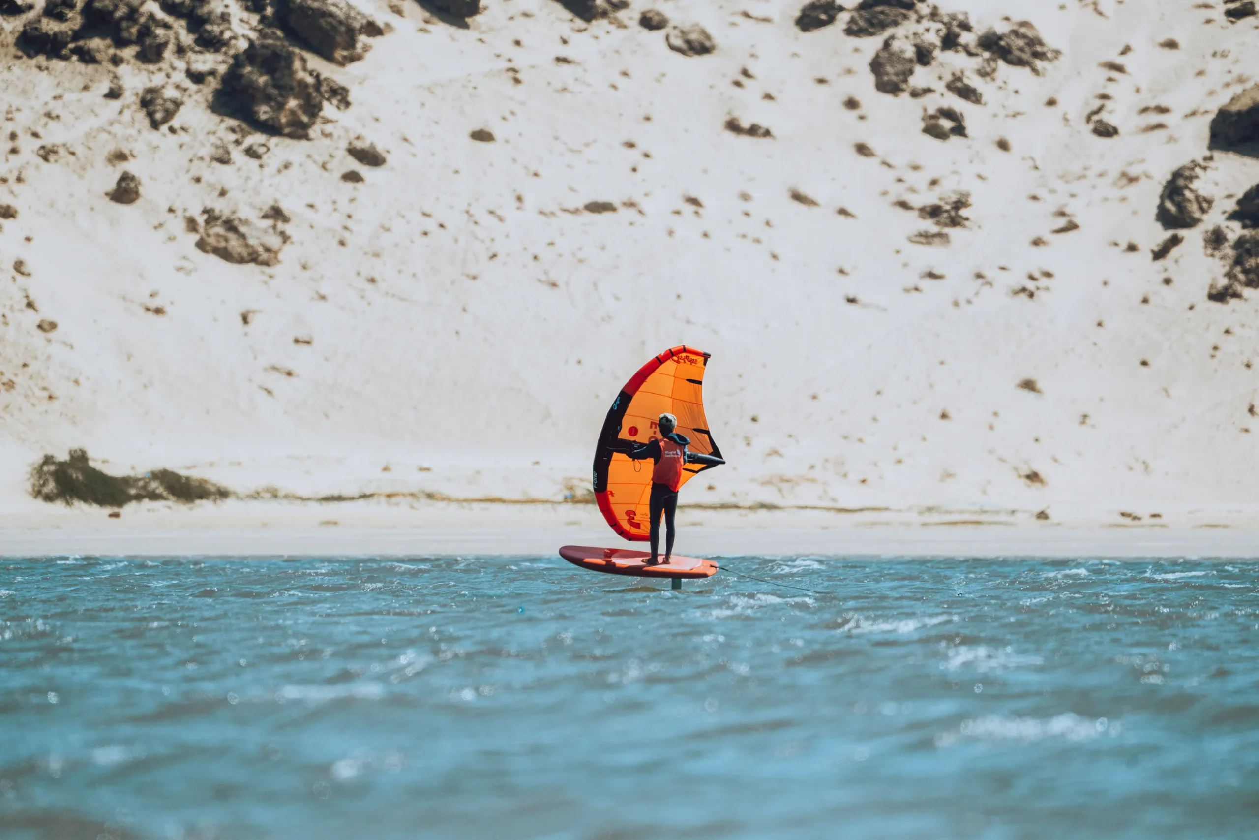 Wingfoil à Dakhla dans la lagune avec paysage désertique – session sur eau turquoise