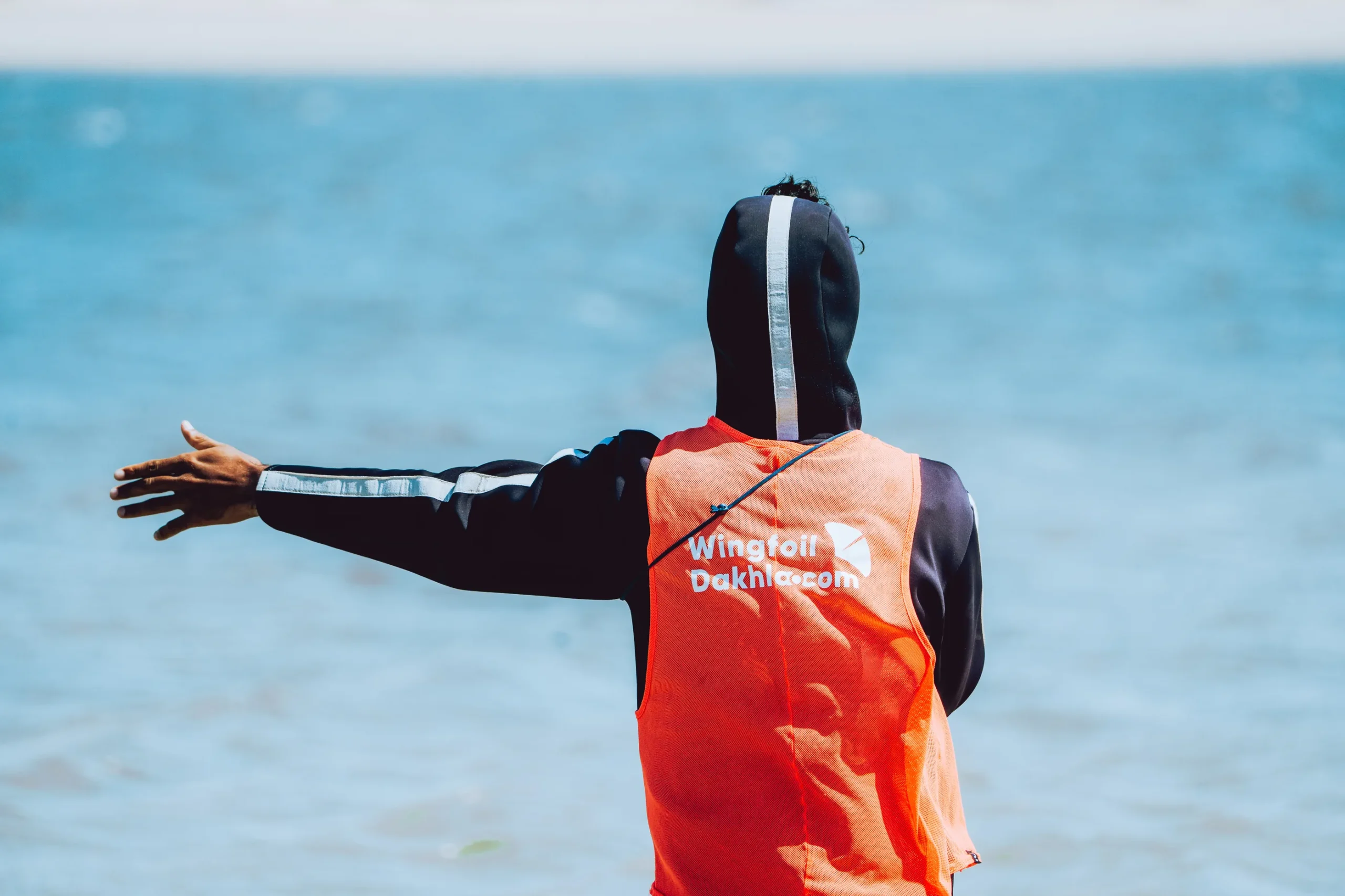 Cours de kitesurf à Dakhla – le moniteur indique la direction de navigation au stagiaire