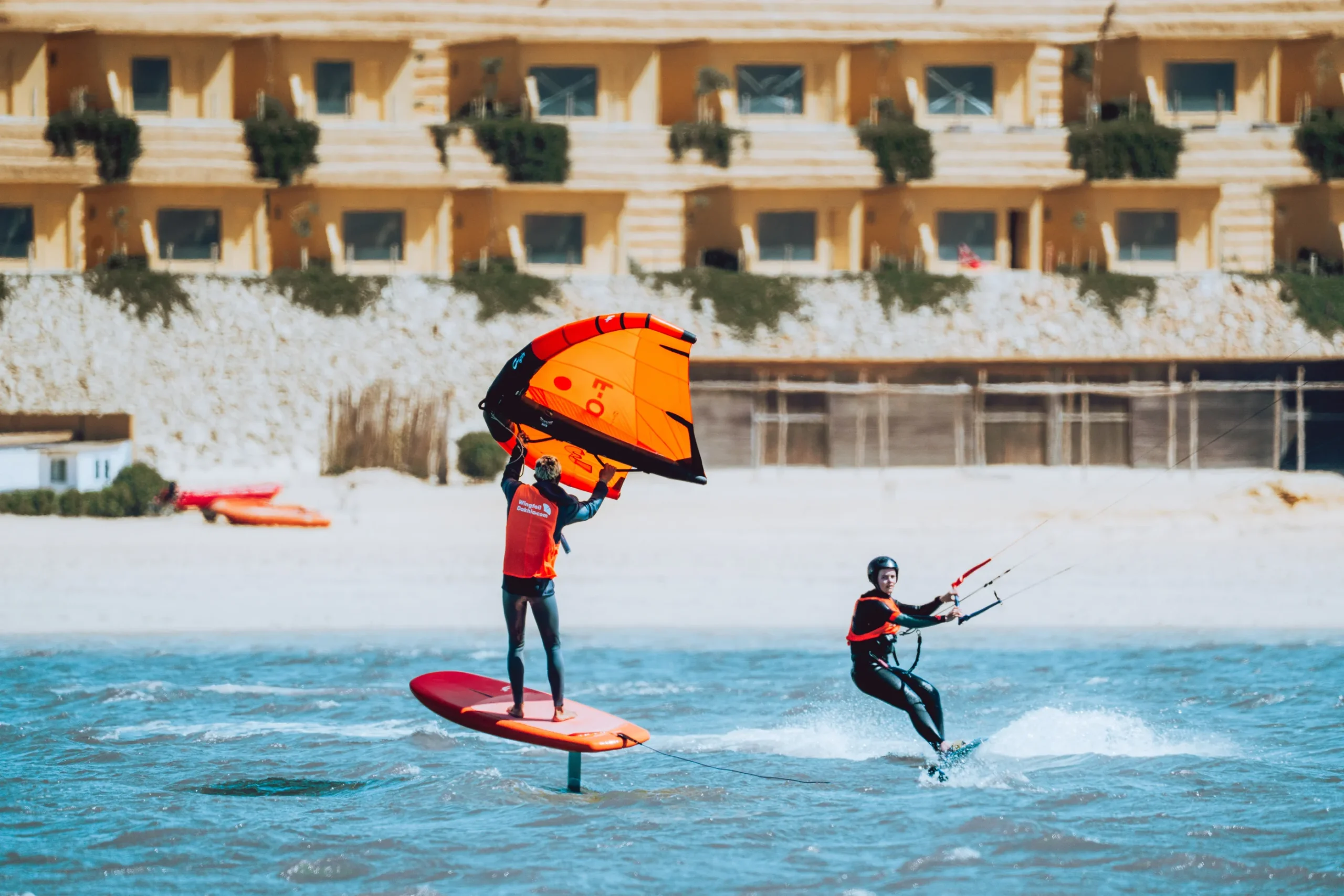 Cours de kitesurf et wingfoil à Dakhla – stagiaires et moniteurs sur la lagune