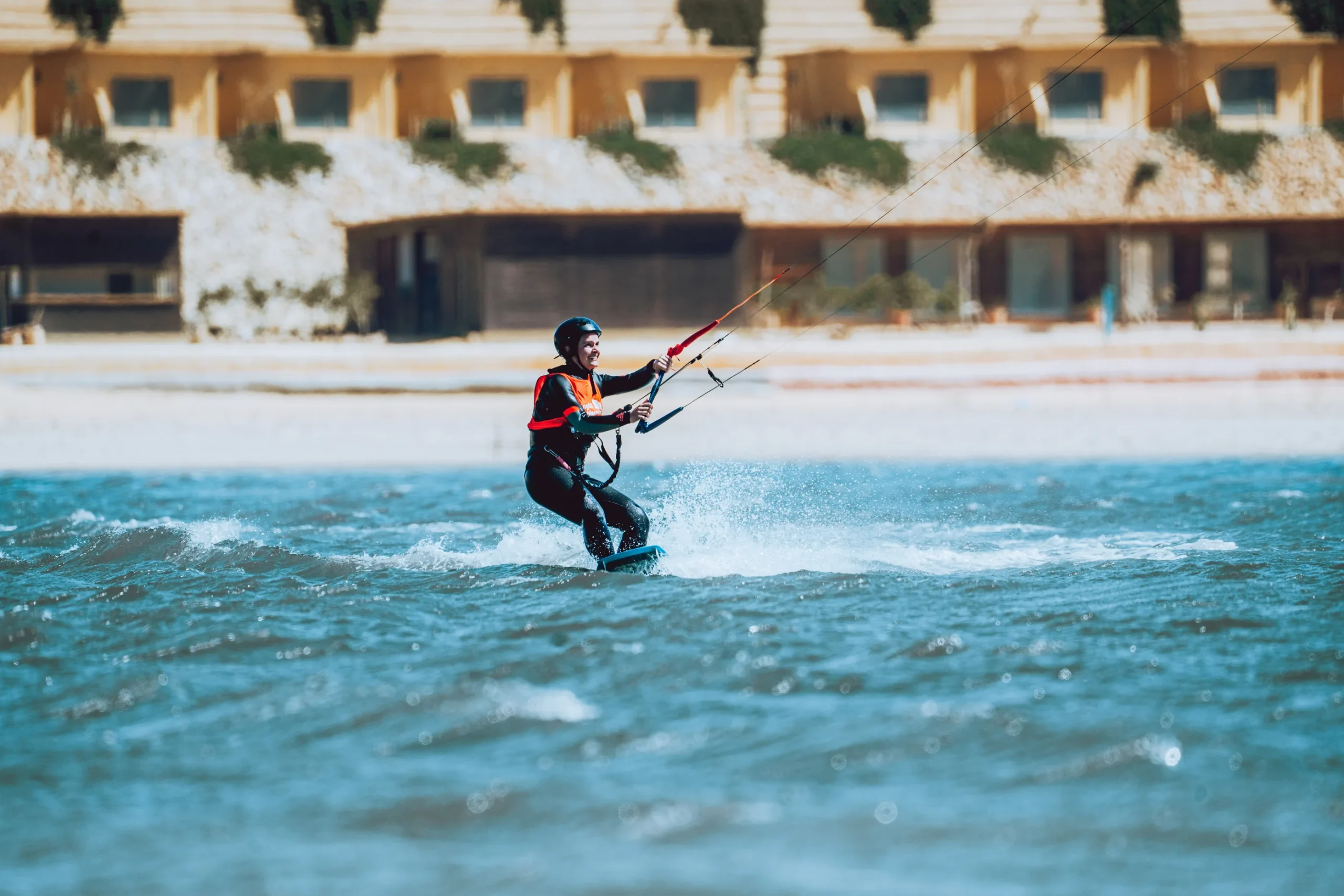 Stagiaire en kitesurf naviguant de manière autonome sur la lagune de Dakhla