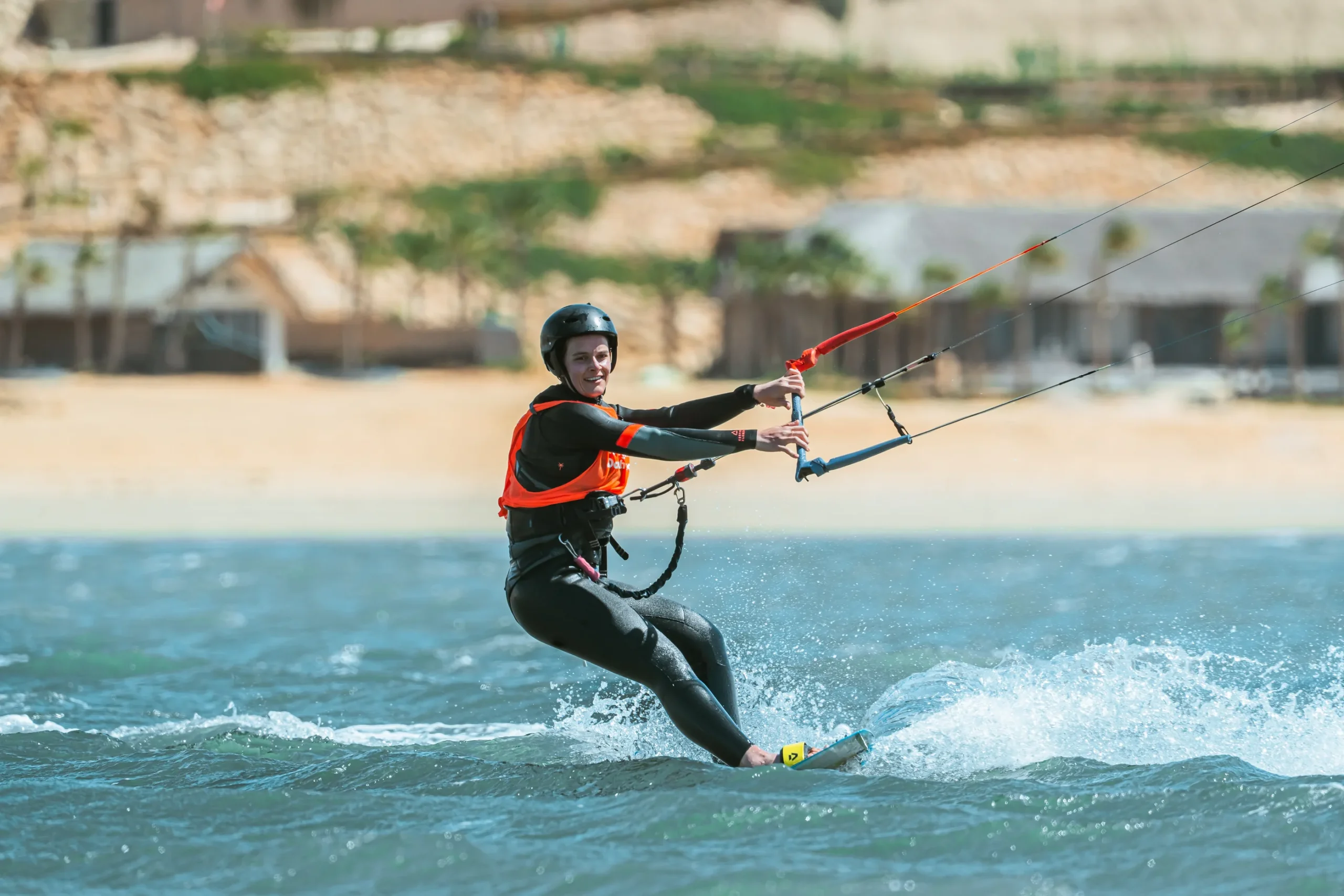 Stagiaire en kitesurf souriant en navigation sur la lagune de Dakhla
