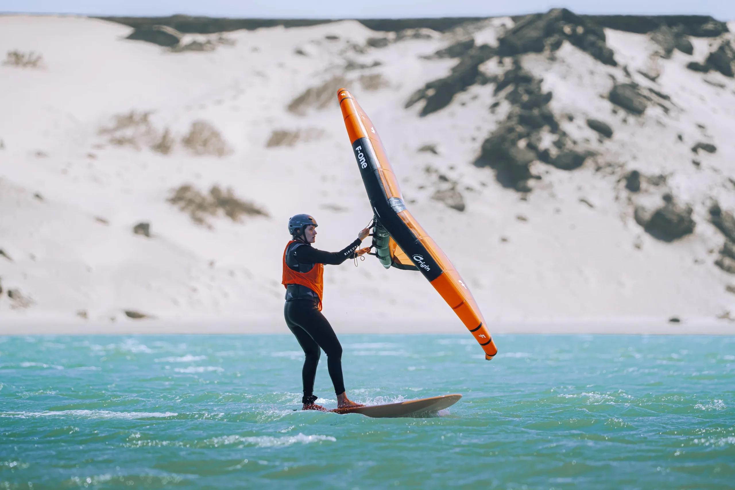 Pratique du wingfoil à Dakhla dans la lagune – rider en session avec aile sur eau turquoise