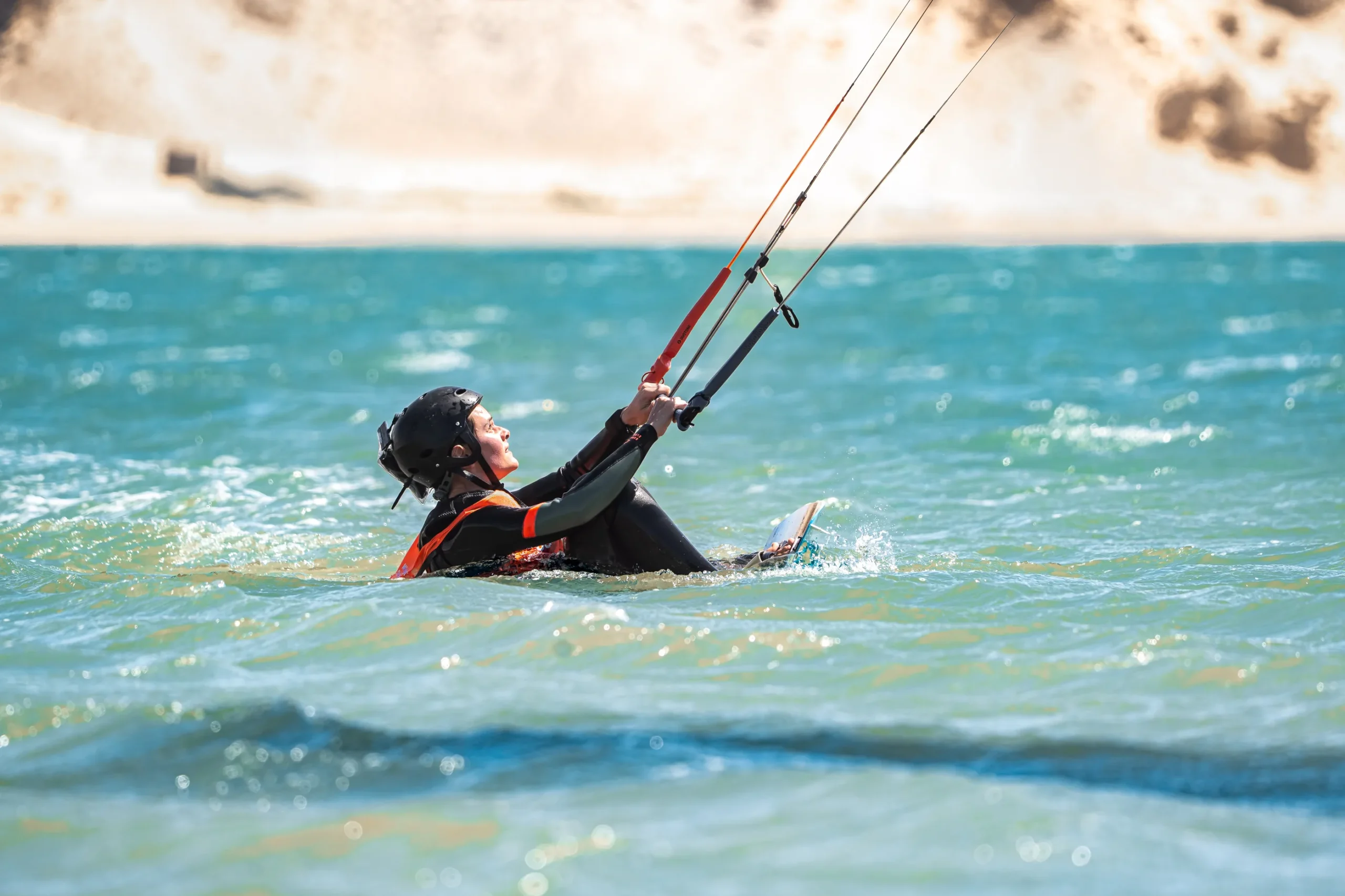 Stagiaire en kitesurf s’arrêtant puis redémarrant en sécurité sur la lagune de Dakhla
