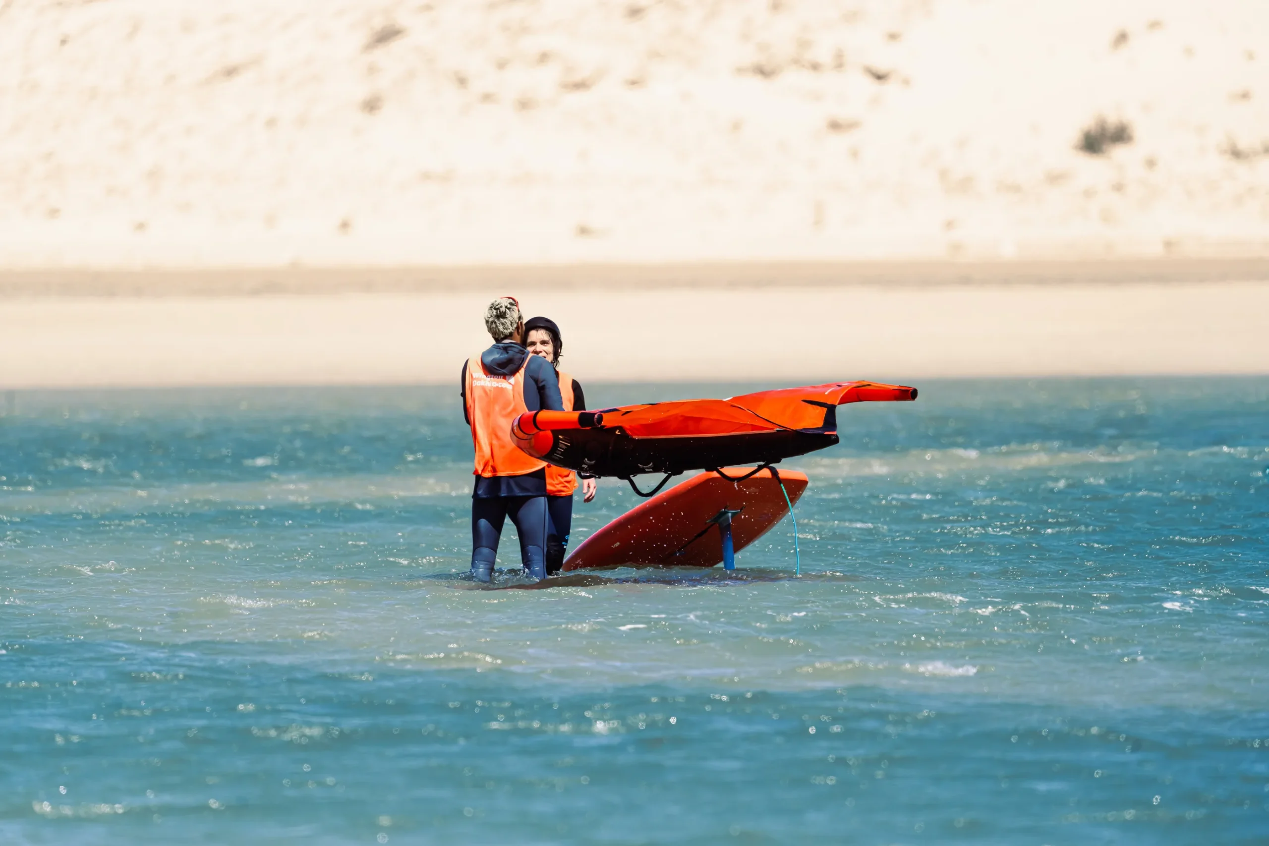 Cours de wingfoil à Dakhla avec moniteur dans la lagune – initiation débutant wingfoil Dakhla