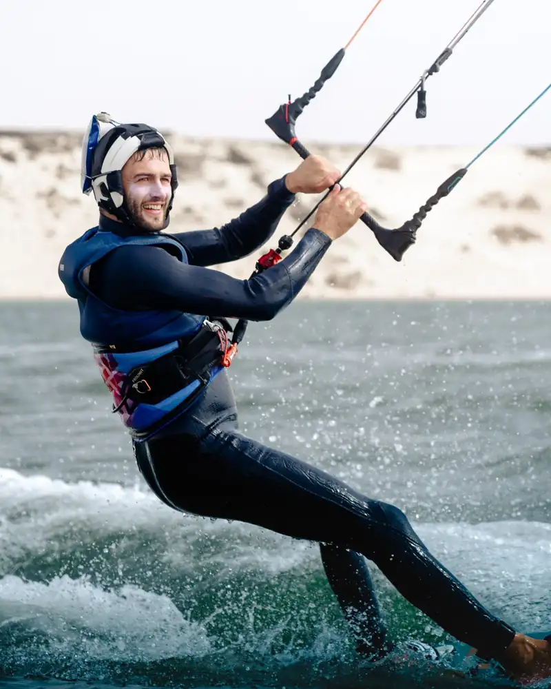 Kitesurfeur en navigation sur la lagune de Dakhla au Maroc avec casque et harnais