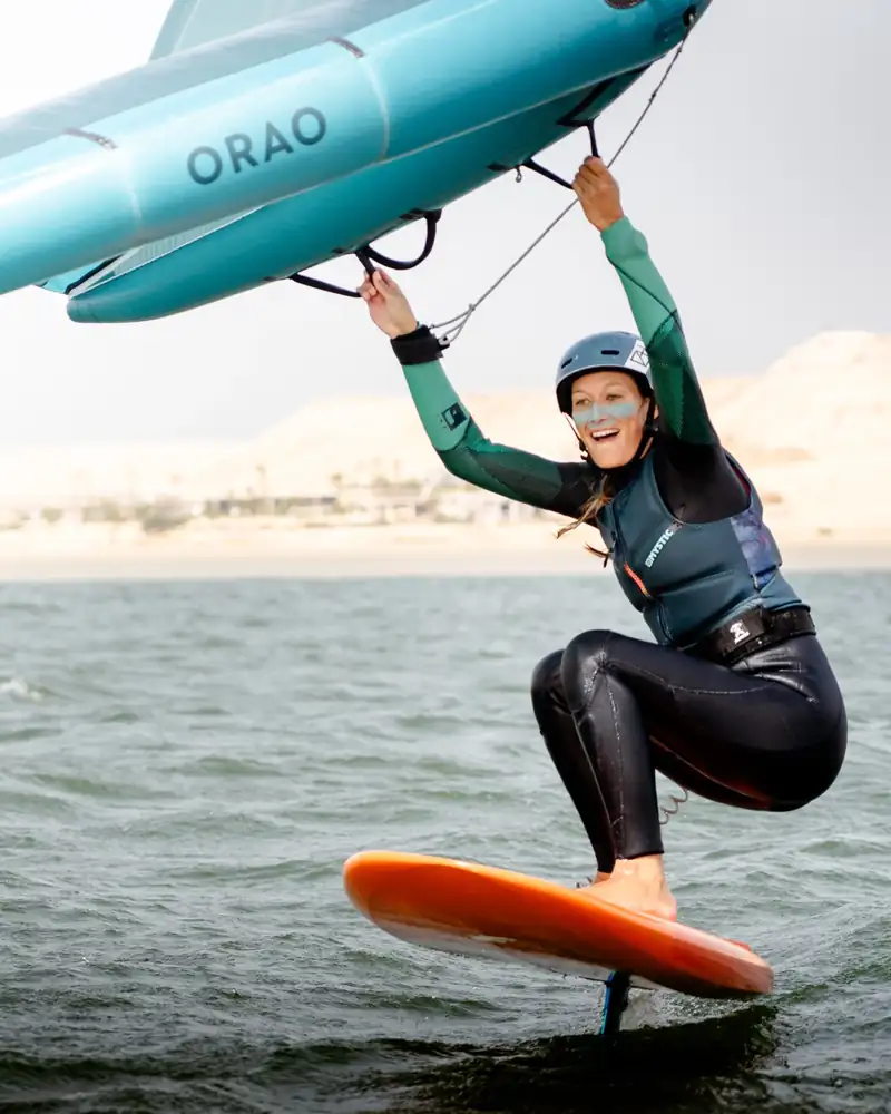 Wingfoil à Dakhla – rider en vol sur la lagune de Dakhla, Maroc