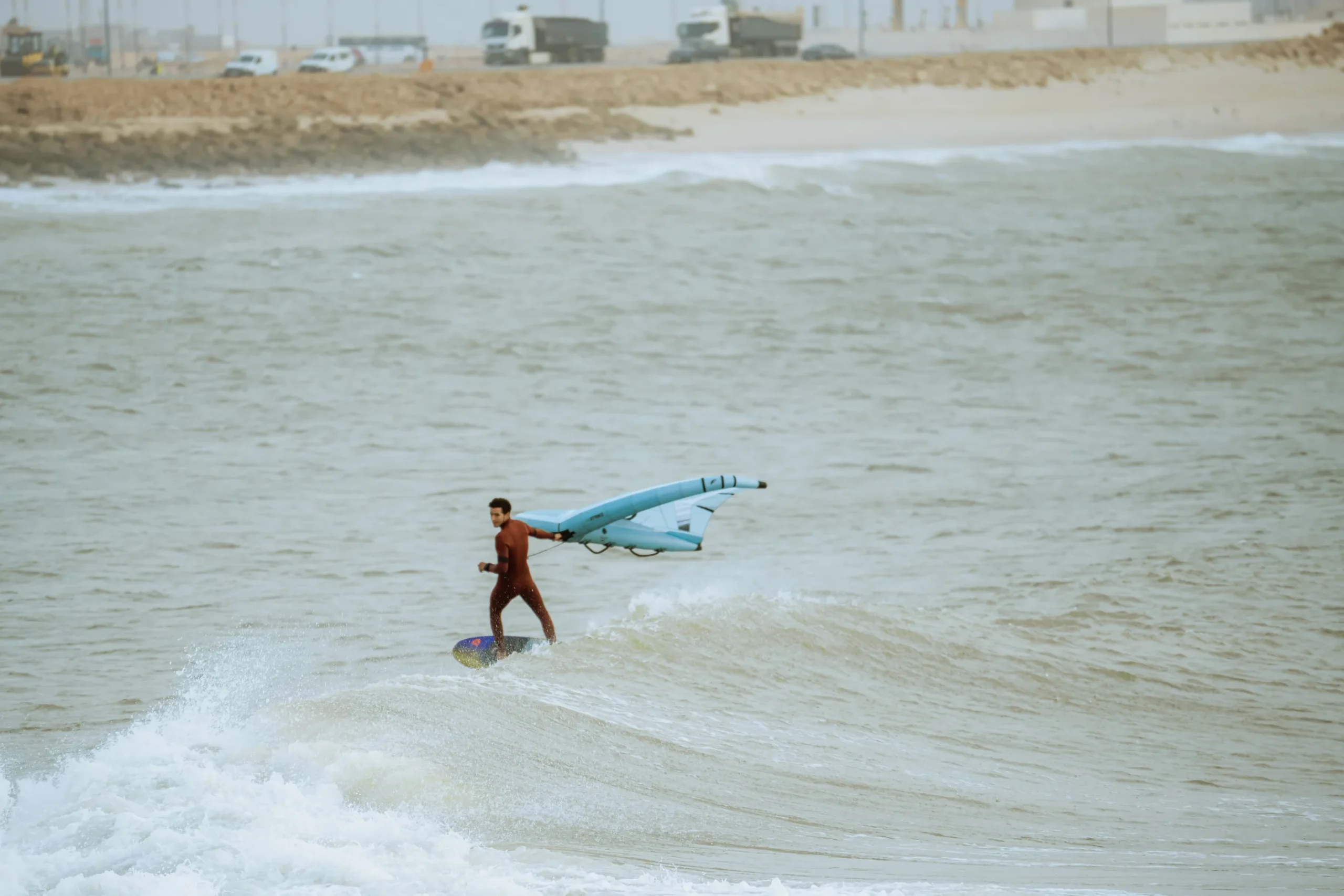 Zouhair Mouyh en wingfoil dans les vagues à Oum Lbouir à Dakhla – Wingfoil Dakhla