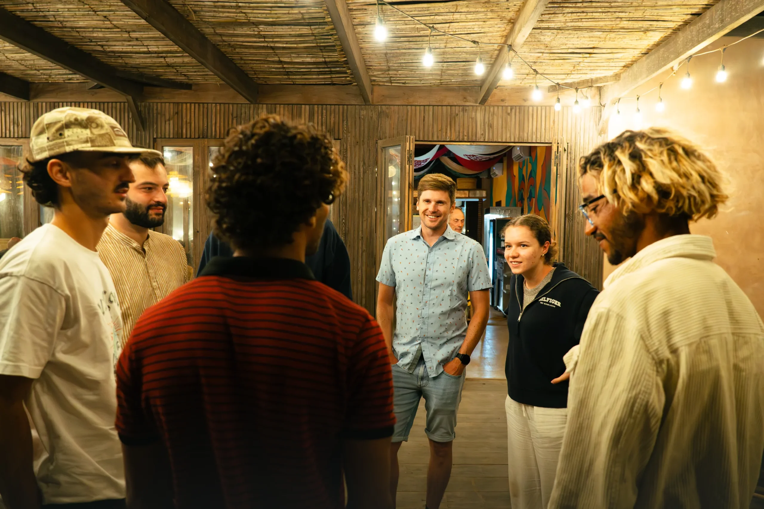 Équipe Wingfoil Dakhla avec des passionnés de sports de glisse lors d’une soirée marocaine Gnaoua à l’hôtel MIA Dakhla
